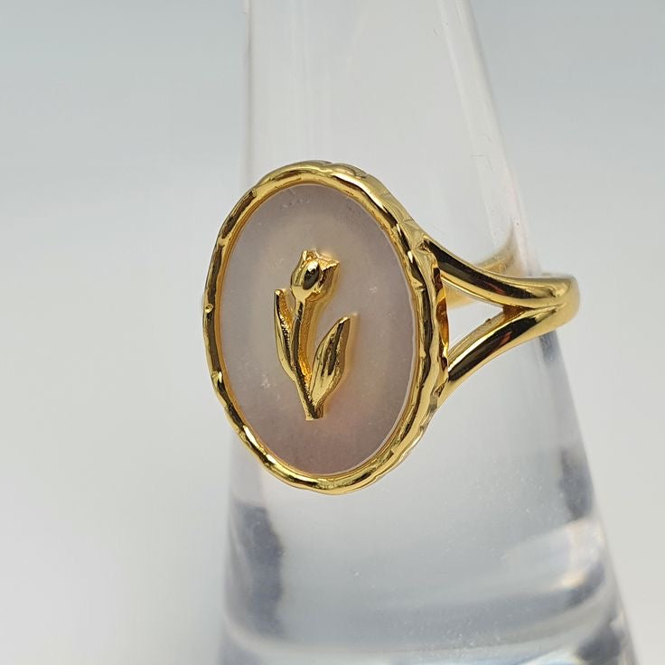 Anillo de flor con concha nácar