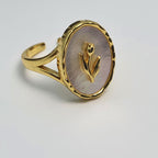 Anillo de flor con concha nácar