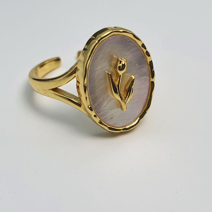 Anillo de flor con concha nácar