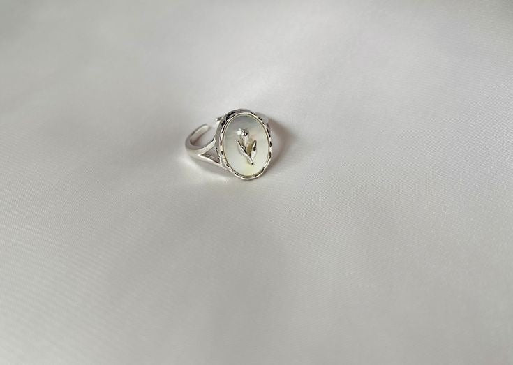 Anillo de flor con concha nácar